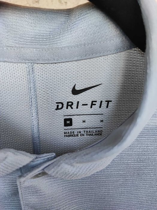 Tricou Polo Nike gri deschis, material tehnic din poliester, mărimea M