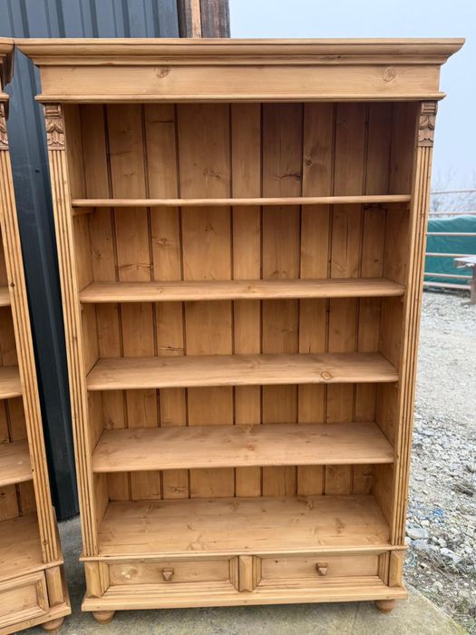 Biblioteci vechi din lemn de brad