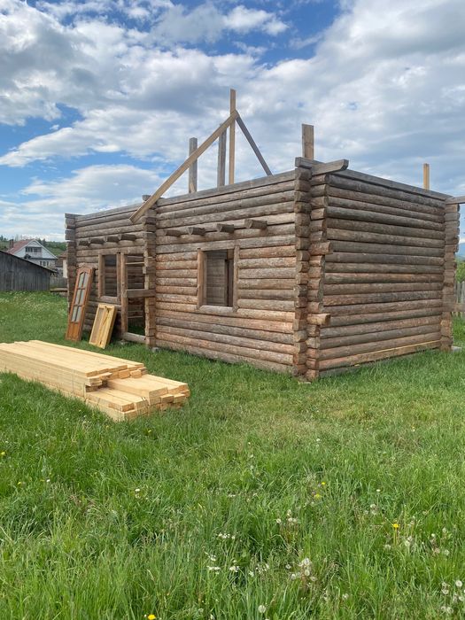 Casă de lemn cu uși și ferestre rustice cu material pentru acoperiș