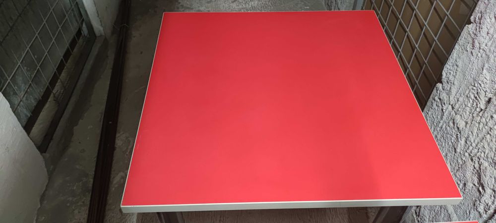 Masa, mese rezistente cu picioare metalice reglabile, blat din PAL