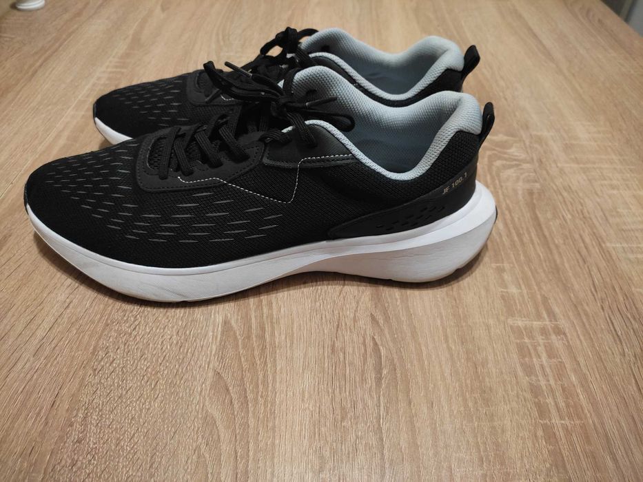 Обувки, маратонки