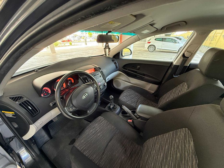 Vând Kia Ceed, an fabricație 2009, motorizare pe benzină, cu 184.739 km la bord