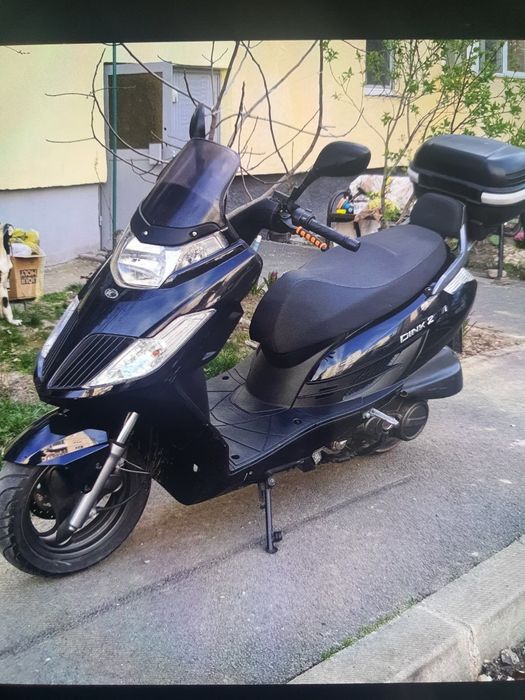 Vând sau schimb 2 scutere cu acte