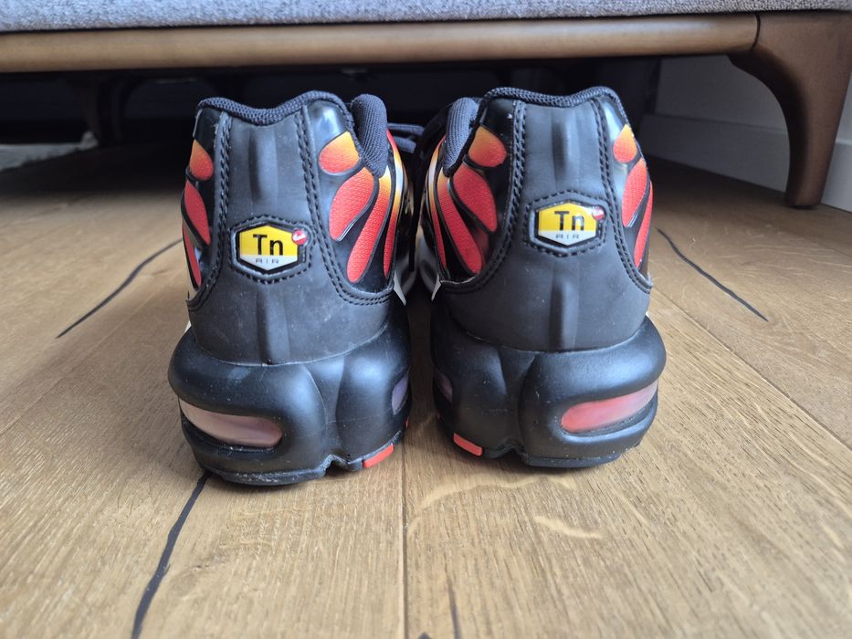 NIKE AIR MAX PLUS
Black/ Team Orange-Team Red