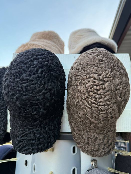 Barracha qorakoʻl teri  surr kepka  adres  vobkent bozori 33 -doʻkon