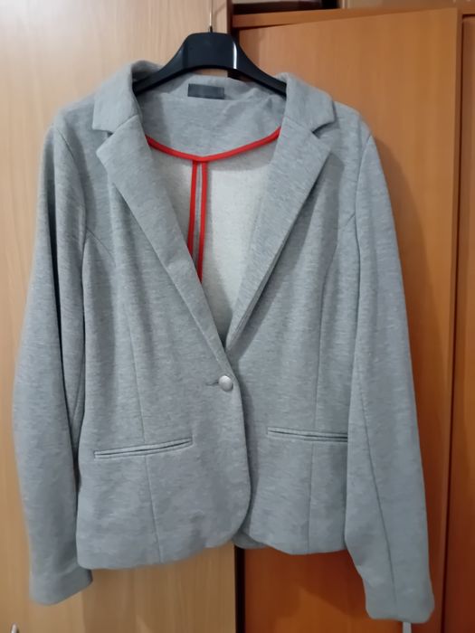 Palton gri de dama marimea 40 si sacou gri marimea L