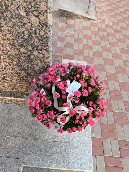 Пышный метровый букет кустовых роз