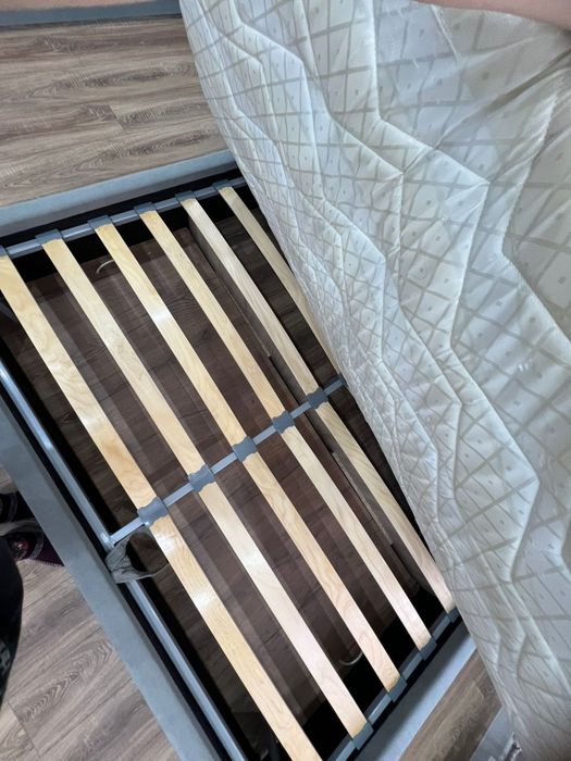 Двуспальная кровать с матрасом б/у