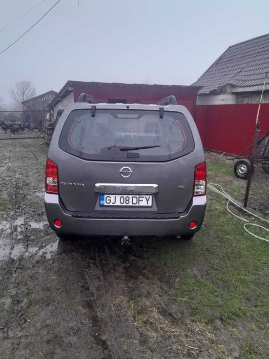Vând Nissan Pathfinder