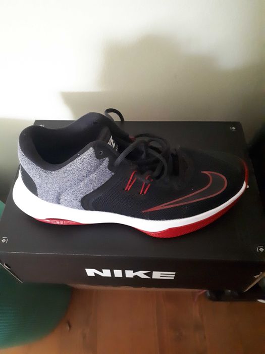 De vanzare haine second si adidasi sandale pentru copii