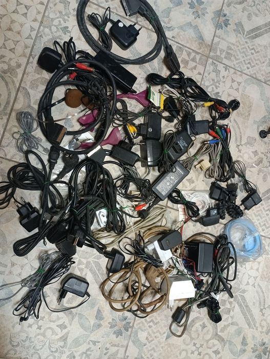 Лот от 48 броя адаптери и кабели - 29 лв