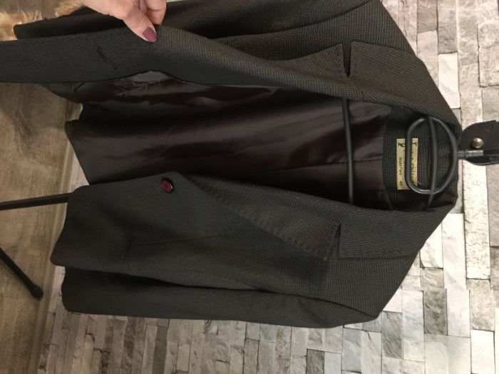 Стилен костюм , подходящ за офиса с подарък риза