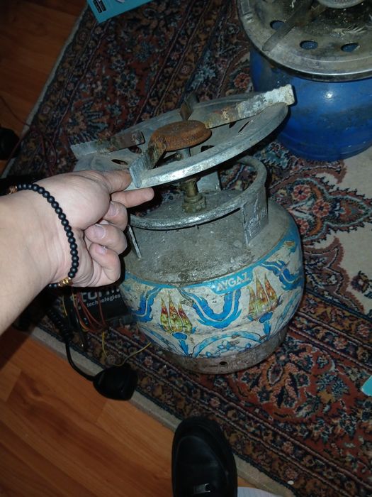 Vand 2 butelii pe gaz portabile și eficiente!