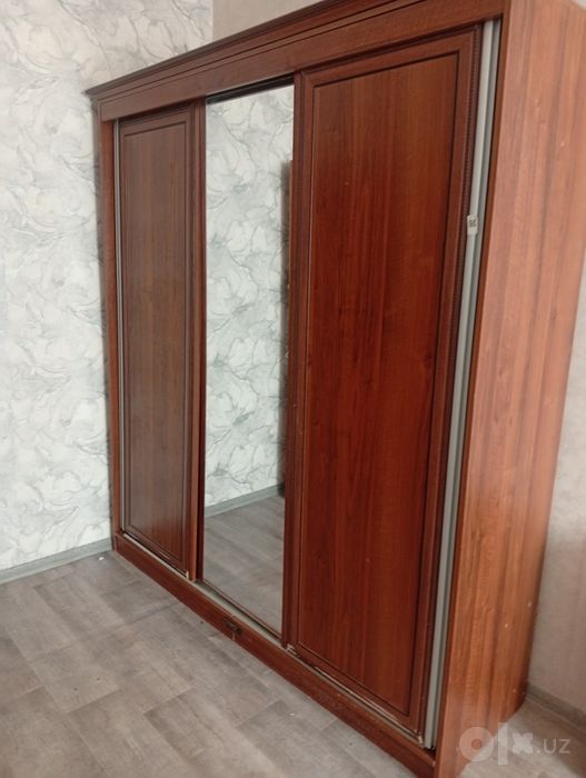 Шкаф большой с заркалом ( купе)