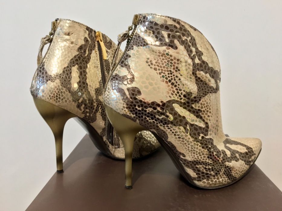 Стилни дамски боти в змийски златен принт