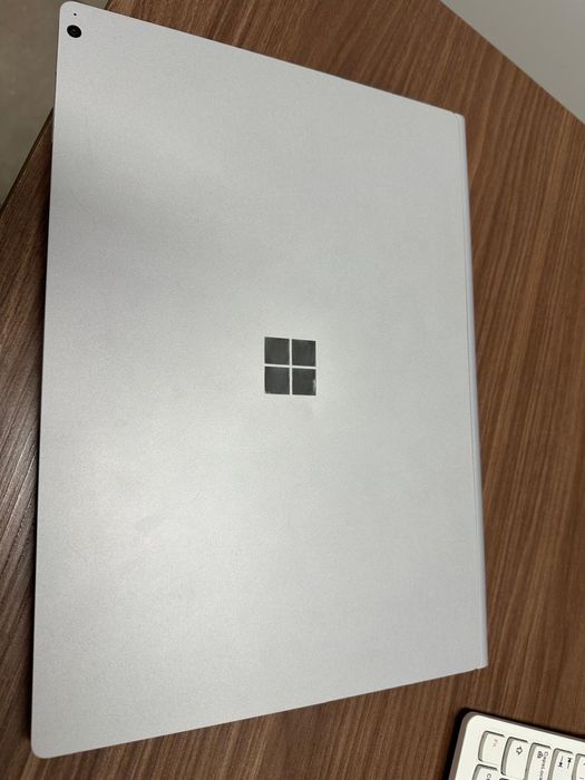 Microsoft Surface Book 2 15 inch schimb cu Macbook
