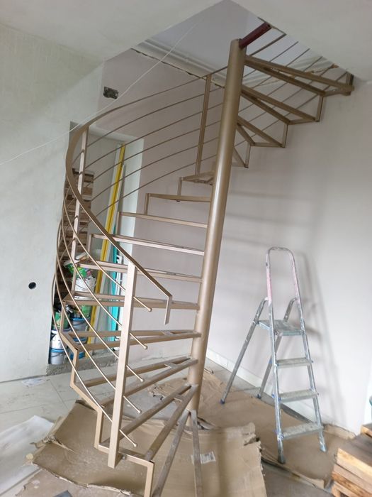 Vând scara elicoidala