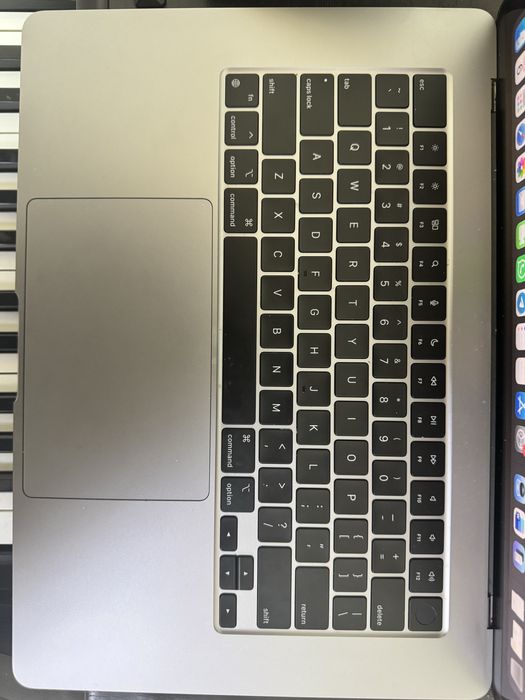 Продам Macbook air 15 m2