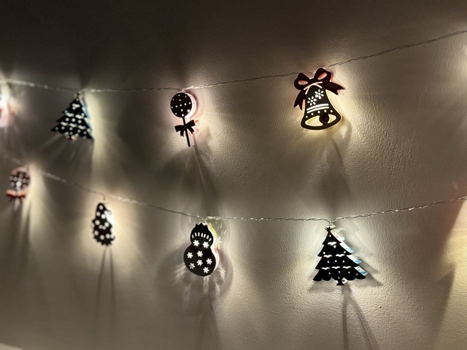 Новогодняя LED-гирлянда с игрушками