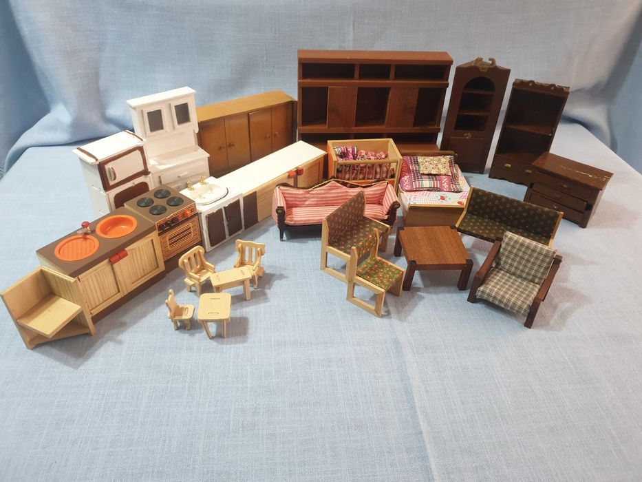 Дървени ръчноизработени мебели за кукли - 25 броя