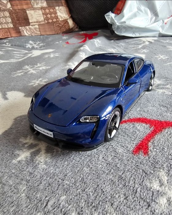 Macheta metalica Porsche taycan turbo s burago scara 1:24 noua