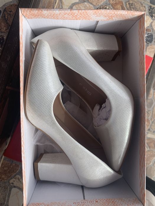 Vand pantofi urgent!