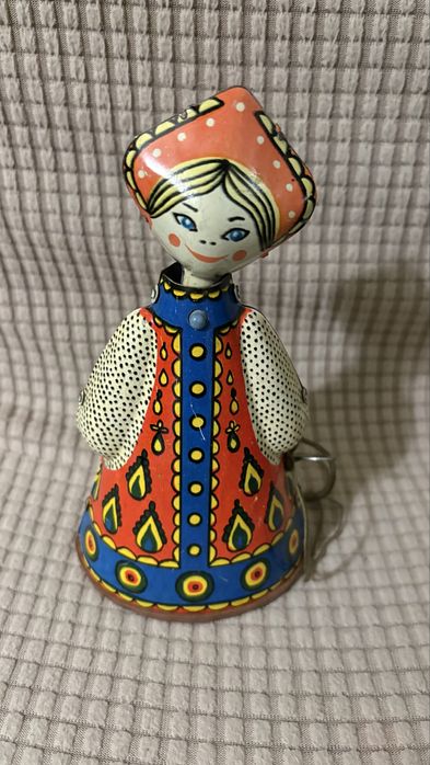 Ламаринена навиваща се антикварна играчка матрьошка