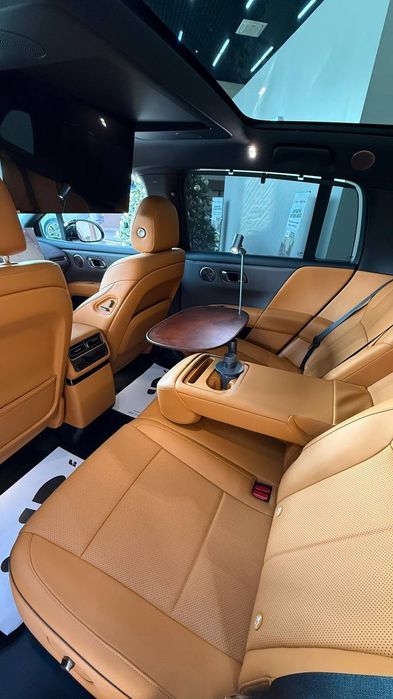 Премиум столик с LED-лампой для заднего ряда LIXIANG