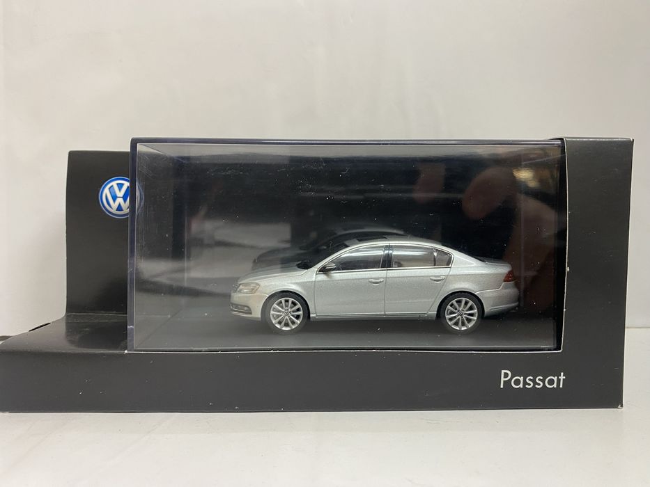 VOLKSWAGEN  PASSAT machetă auto scara 1:43 (11cm) Dealer Edition