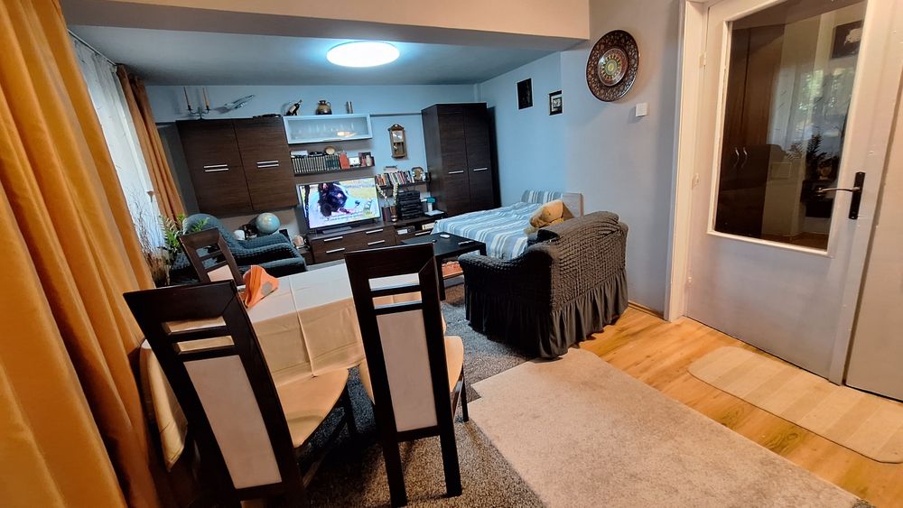 Pentru activitate comerciala/locuit. Ultracentral-parter 70 m²-doua camere-living 30 m²- pretabil cabinet stomatologie- avocat- asigurări