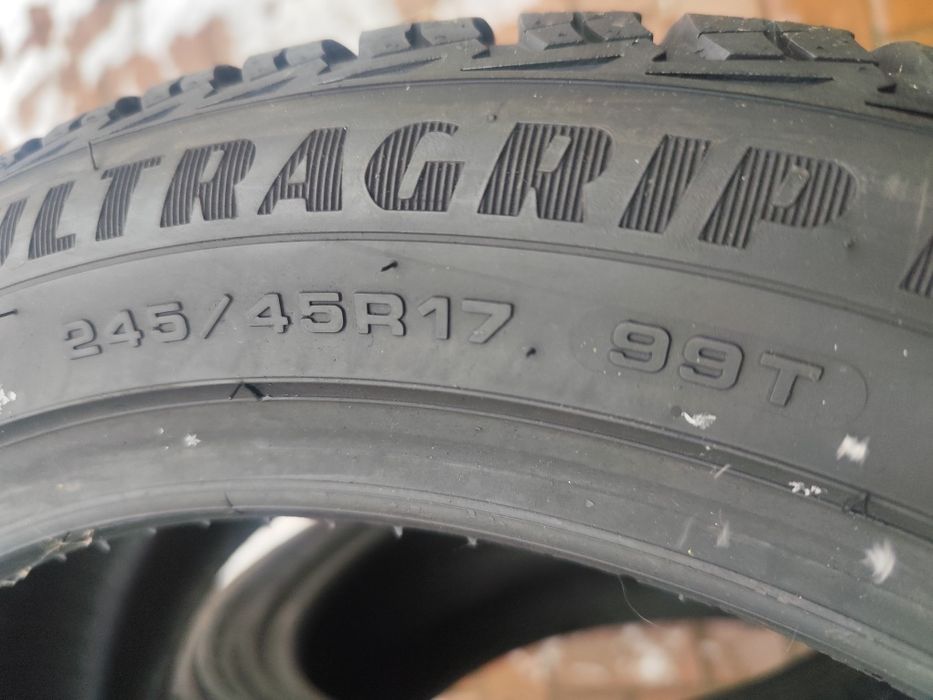 2 cauciucuri de iarna Goodyear 245-45-17