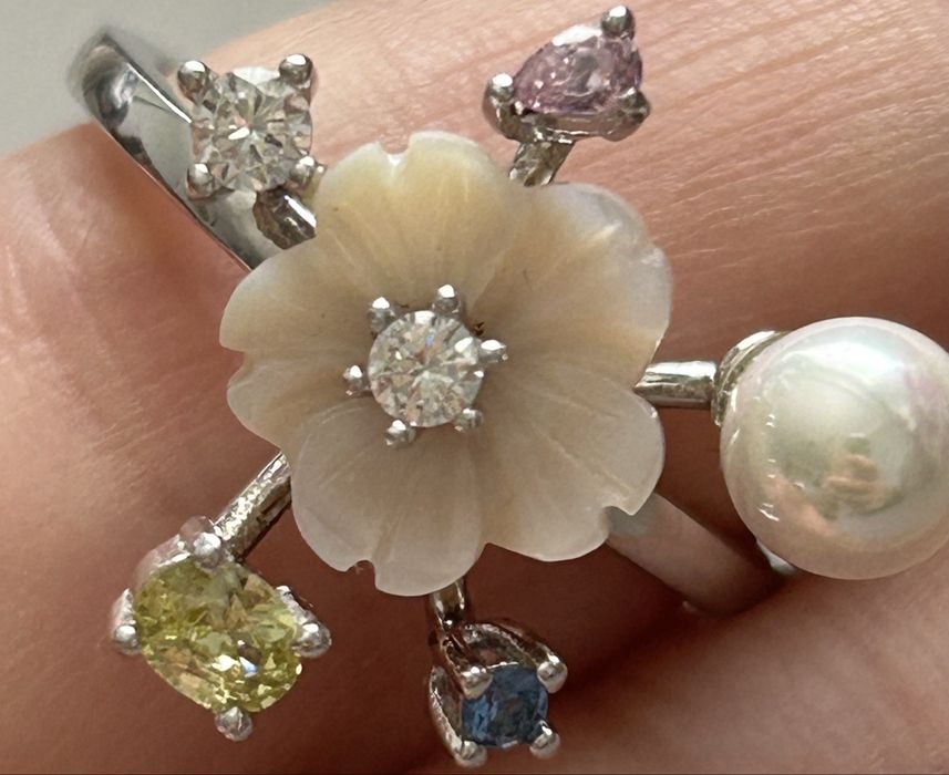 Много красив сребърен пръстен  със седефено цвете, перла и топази