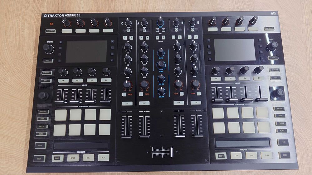 DJ контроллер Native instruments Traktor S8.
