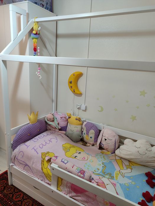 Продам кровать домик с ящиками и матрасом