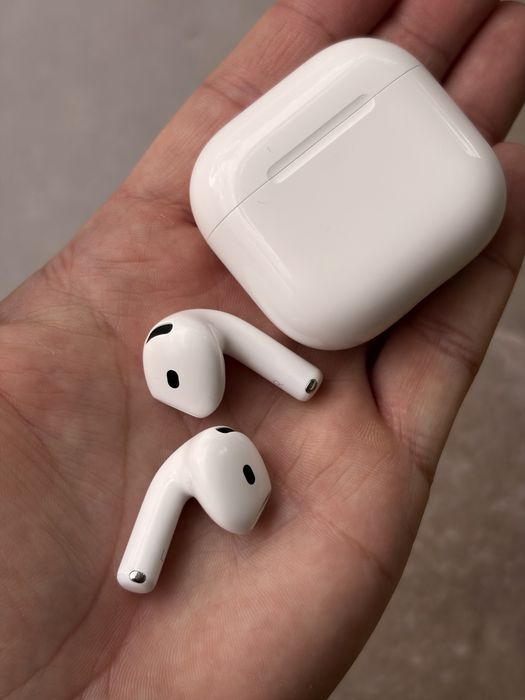 Airpods 4 cu anulare a zgomotului