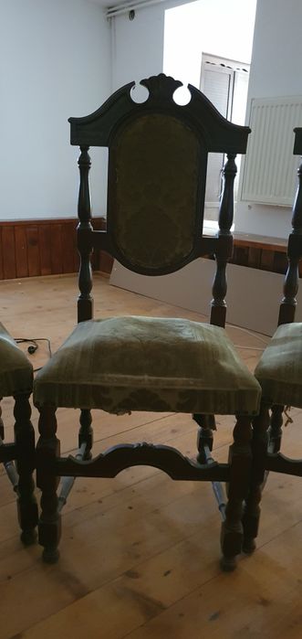 Masa din lemn masiv și scaune vintage sculptate manual