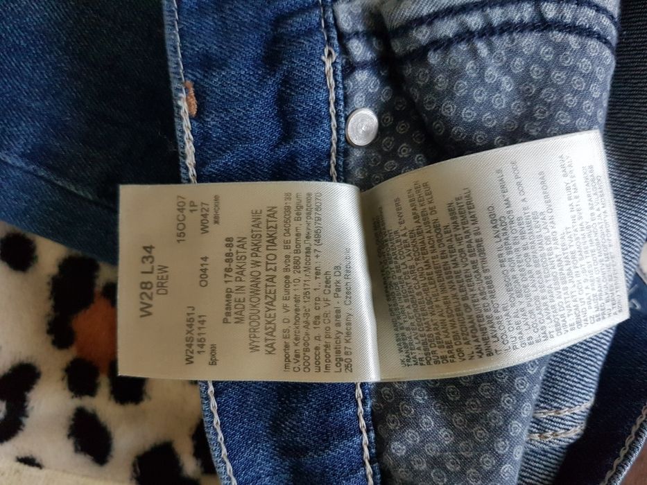 Продават се дънки Wrangler, Lee, Armani и панталон