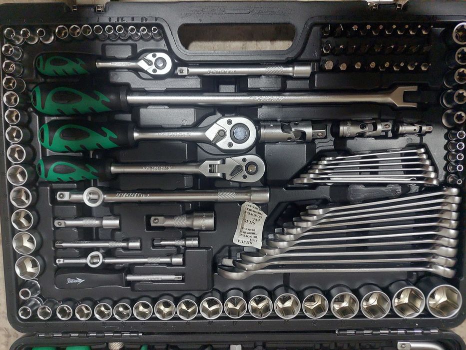 Набор ключей инструментов  для авто и дома Aeroforce, 142+2 предметов