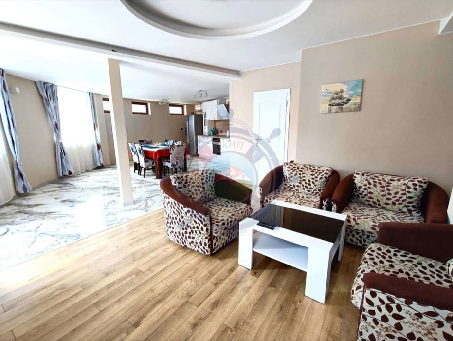 Просторен апартамент 115кв в К.К. Чайка