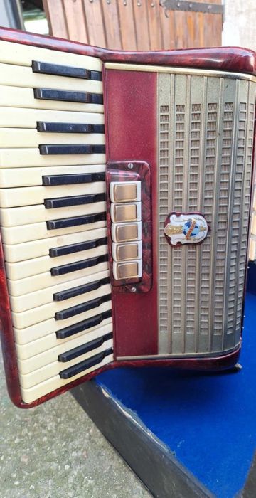 Продавам акордеон