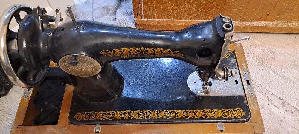 Продам швейную машинку