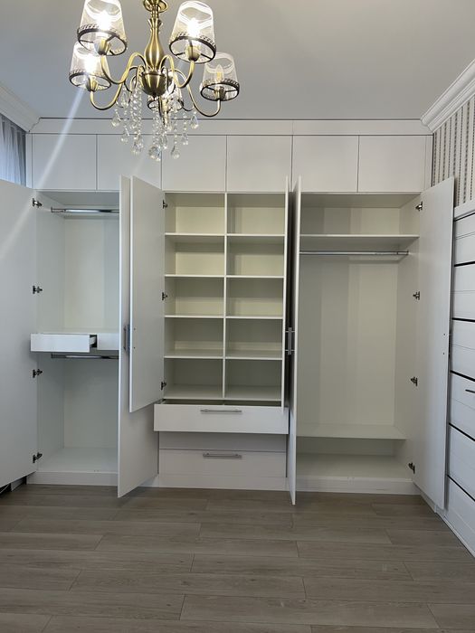 Продам шкаф в спальню и стол