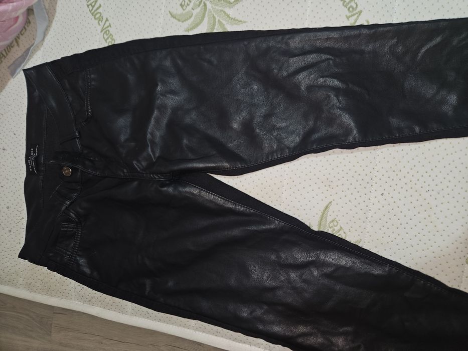 Дамски дънки черни с кожа