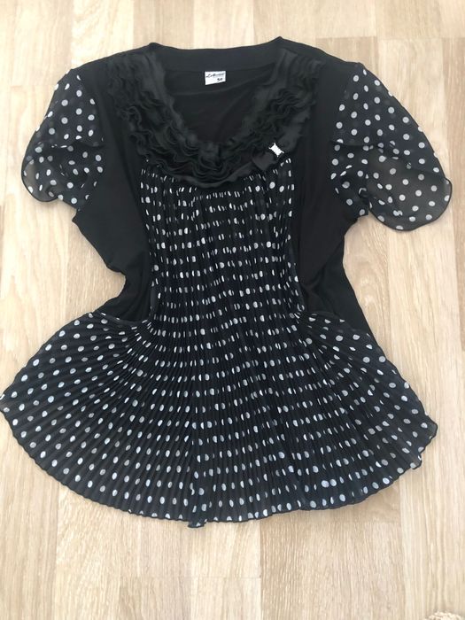 Bluza neagră cu buline albe