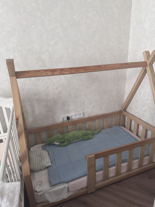 Продается детская кроватка домик