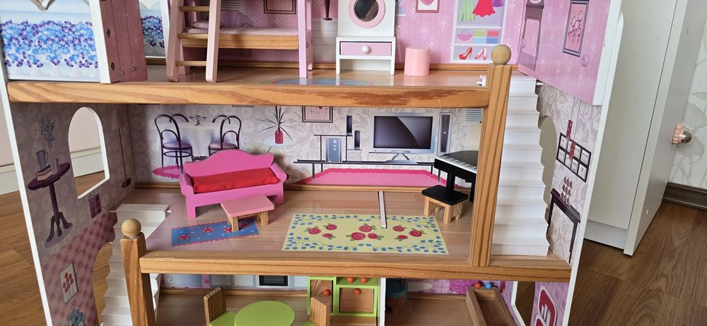 Кукольный домик с мебелью