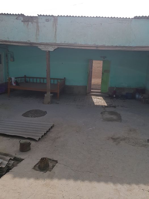 Каттакургон марказида ховли сотилади.