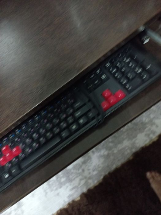 Компьютерный стол и компьютер.