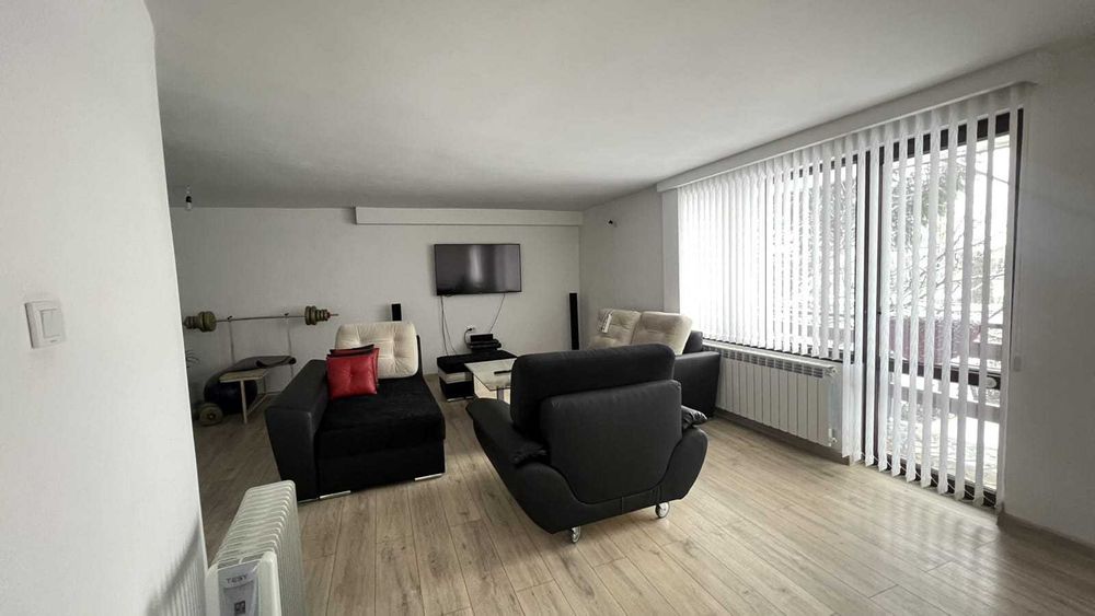 Собственик продава  масивна двуетажна къща с гараж в гр. Мартен