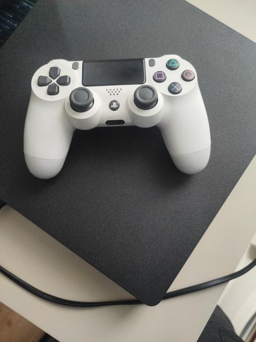PS4 cu 2 controlare in stare aproape perfecta si optional trei CD-uri